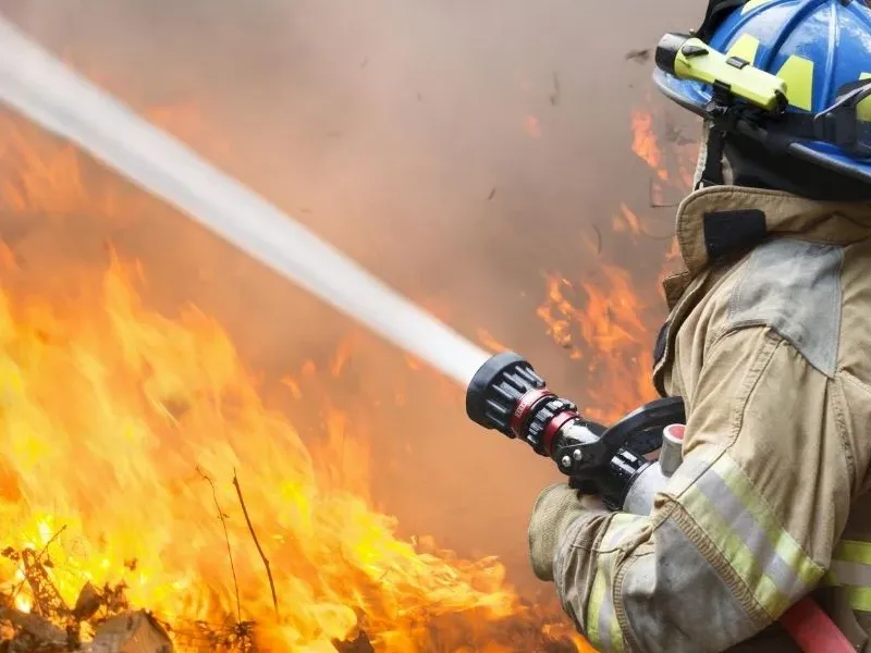 La función de una boquilla de manguera contra incendios.
